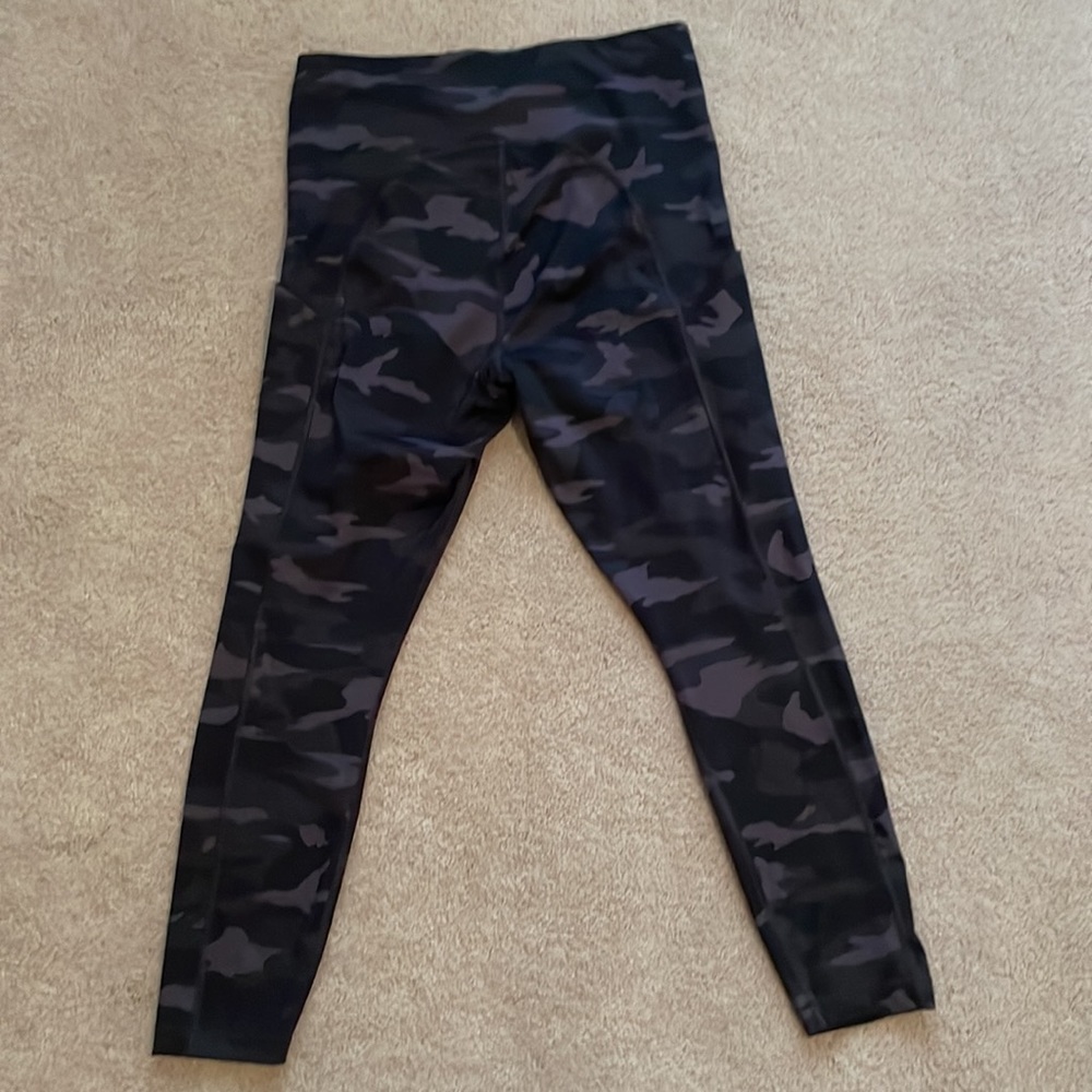 Athleta Ultimate Camo 7/8 Tight size M